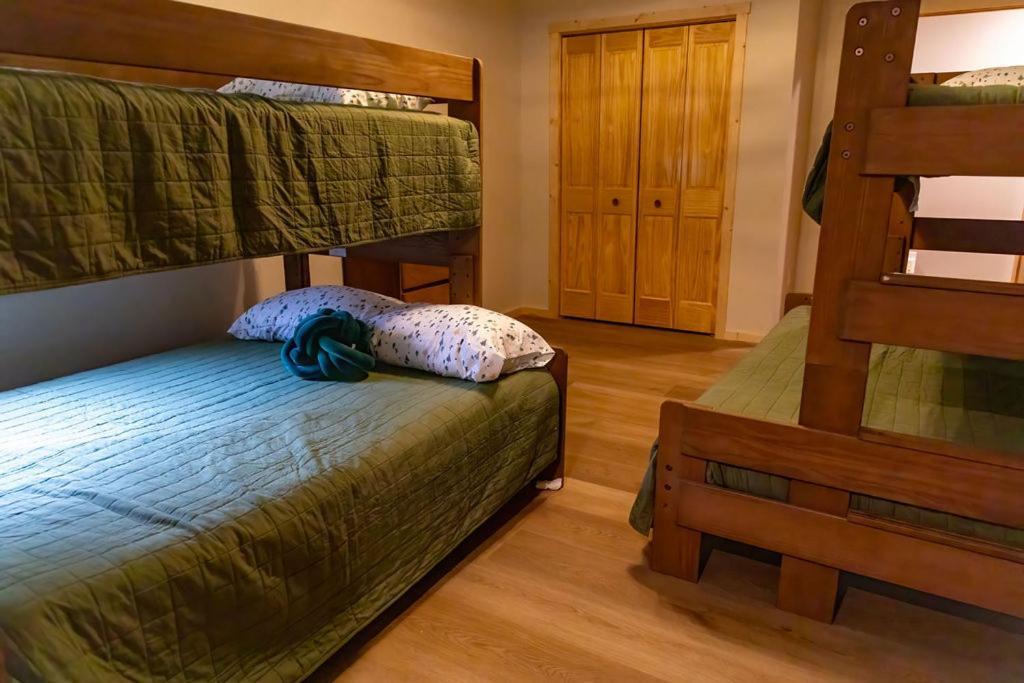 Twelve Pines Resort - South Lodge With Private Pier On Catfish Lake Eagle River Exterior foto